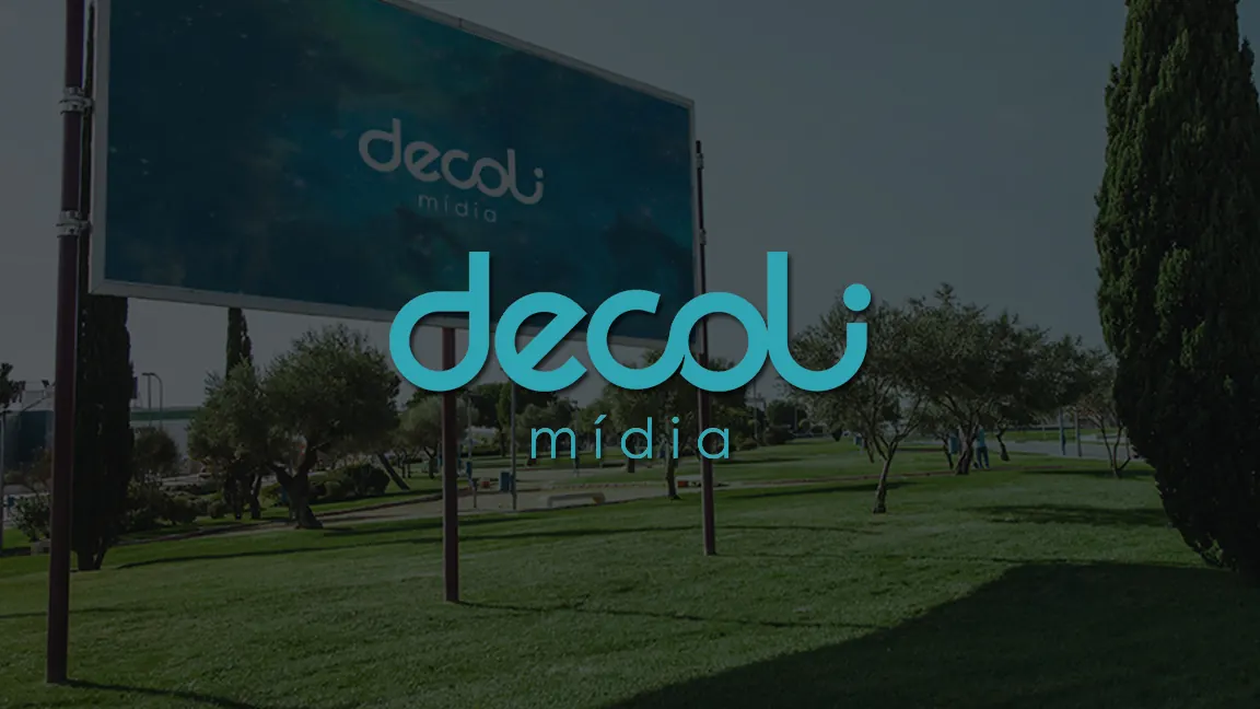 Outdoor da Decoli Mídia em avenida de Taubaté, no Vale do Paraíba